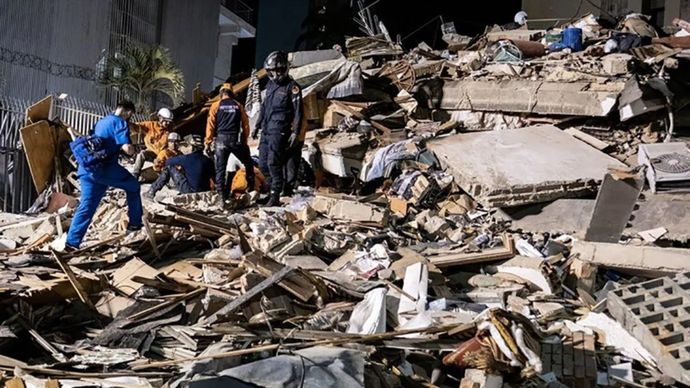 Arsip - Tim penyelamat menyisir puing-puing bangunan yang runtuh akibat gempa dahsyat di Caracas, Venezuela, Rabu, 24 Juni 2026.