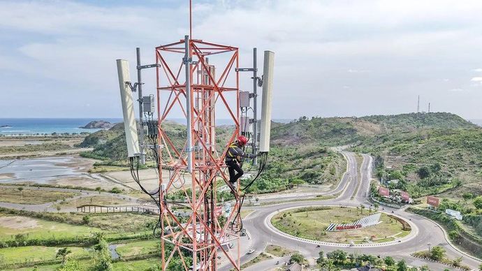 Ilustrasi - Foto udara teknisi PT Tower Bersama Infrastructure Tbk (TBIG) melakukan perawatan menara atau tower telekomunikasi di Kawasan Ekonomi Khusus (KEK) Mandalika di Desa Kuta, Kecamatan Pujut, Lombok Tengah, NTB.