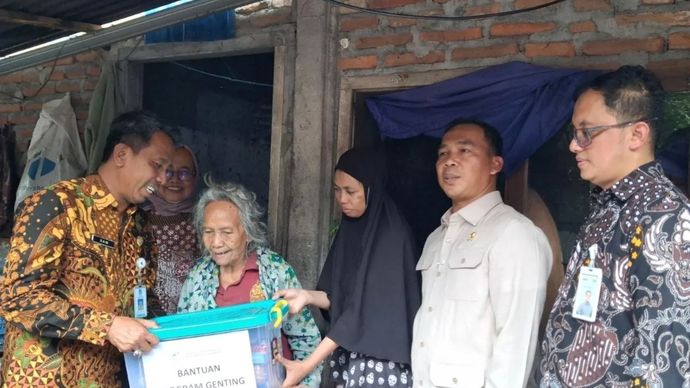 Mendukbangga/Kepala BKKBN Wihaji (dua dari kanan) memberikan bantuan Program Gerakan Orang Tua Asuh Cegah Stunting (Genting) kepada keluarga berisiko stunting di Sleman, Yogyakarta, Kamis, 25 Juni 2026.