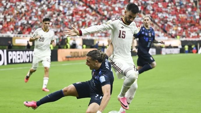 Pesepak bola Timnas Spanyol Alex Baena (kanan) berusaha melewati pesepak bola Timnas Uruguay Agustin Canibbio (kiri) dalam pertandingan Grup H Piala Dunia 2026 di di Stadion Akron, Guadalajara, Meksiko, Jumat (26/6/2026) waktu setempat. (Foto: ANTARA FOTO/Aditya Pradana Putra/hma)