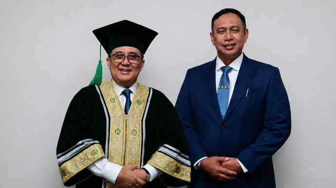 Direktur Utama Perum BULOG Letjen TNI (Purn) Dr. Ahmad Rizal Ramdhani (kanan) bersama Anggota VII BPK RI Prof. Dr. Slamet Edy Purnomo usai pengukuhan Profesor Kehormatan di Universitas Islam Sultan Agung (UNISSULA), Semarang. BULOG menegaskan komitmennya memperkuat sinergi dengan berbagai pemangku kepentingan untuk mendukung tata kelola yang akuntabel dan ketahanan pangan nasional.