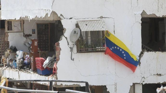 Sebuah bangunan rusak setelah diguncang gempa bumi berkekuatan magnitudo 7,1 di Negara Bagian La Guaira, Venezuela, Kamis, 25 Juni 2026.
