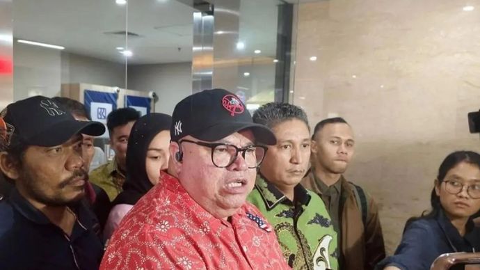 Tersangka kasus dugaan pencemaran nama baik, pengacara Razman Arif Nasution, berbicara dengan awak media di Gedung Bareskrim Polri, Jakarta, Senin, 4 November 2024.