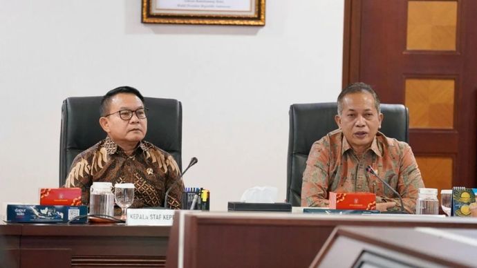 Kepala Staf Kepresidenan Dudung Abdurachman (kiri) memimpin rapat koordinasi dan evaluasi Koperasi Desa Kelurahan Merah Putih bersama Menteri Koperasi Ferry Joko Juliantono (kanan) di Kantor Staf Presiden, Bina Graha, Istana Kepresidenan RI, Jakarta, Jumat, 26 Juni 2026.
