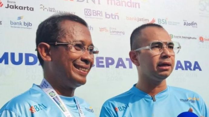 Direktur Utama BPJS Kesehatan Prihati Pujowaskito (kiri) dan Utusan Khusus Presiden Bidang Pembinaan Generasi Muda dan Pekerja Seni Raffi Ahmad dalam kegiatan Health Fun Run di kawasan Gelora Bung Karno (GBK), Minggu, 28 Juni 2026.