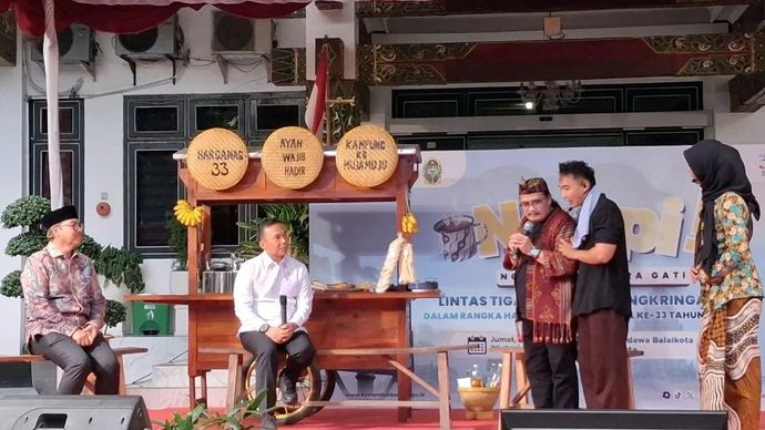 Mendukbangga/Kepala BKKBN Wihaji (kedua dari kiri), Wali Kota Daerah Istimewa Yogyakarta (DIY) Hasto Wardoyo (paling kiri) dalam acara Ngobrol Perkara Gerakan Ayah Teladan Indonesia (GATI) di Kantor Wali Kota DIY, Jumat, 26 Juni 2026
