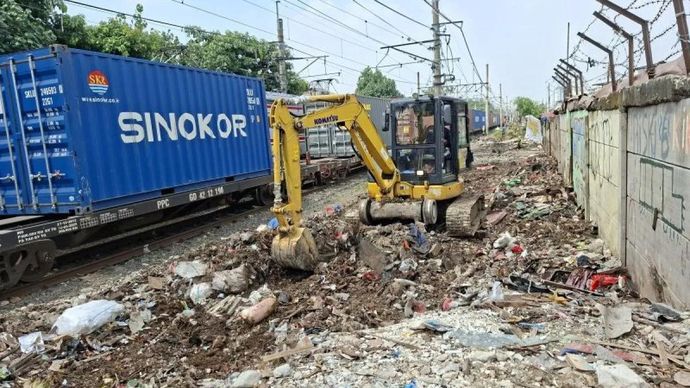 Petugas menertibkan bangunan di sepanjang petak jalan Stasiun Pasar Senen&ndash;Pasar Gaplok untuk menjaga keselamatan perjalanan kereta api. PT KAI Daop 1 Jakarta menyampaikan penertiban di kawasan tersebut juga untuk memastikan ruang manfaat dan ruang milik jalur kereta api kembali berfungsi sebagaimana mestinya.