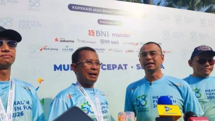 Direktur Utama BPJS Kesehatan Prihati Pujowaskito (kedua kiri) dan Utusan Khusus Presiden Bidang Pembinaan Generasi Muda dan Pekerja Seni Raffi Ahmad (kedua kanan) dalam kegiatan Health Fun Run di kawasan Gelora Bung Karno (GBK), Minggu, 28 Juni 2026.