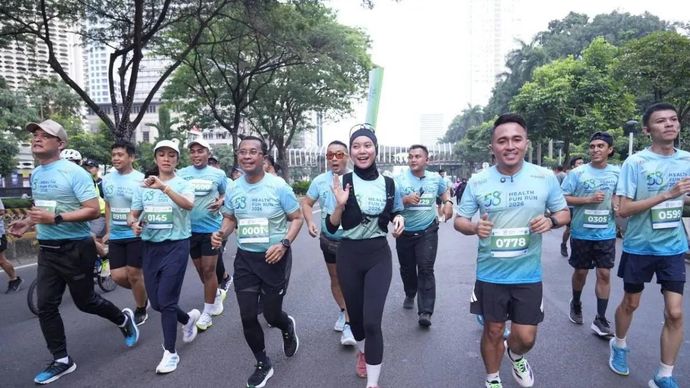 Direktur Utama BPJS Kesehatan Prihati Pujowaskito (ketiga kiri) berlari dalam acara Health Fun Run BPJS Kesehatan di kawasan Gelora Bung Karno (GBK), Jakarta, Minggu, 28 Juni 2026.