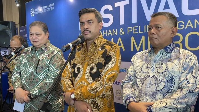Menteri Koordinator Bidang Perekonomian Airlangga Hartarto (kiri) didampingi Menteri Usaha Mikro, Kecil, Menengah (UMKM) Maman Abdurrahman (tengah), dan Wakil Menteri UMKM Helvi Moraza di Jakarta, Senin, 29 Juni 2026.