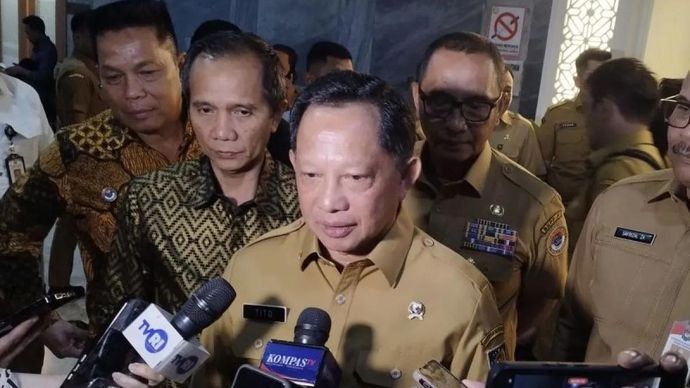 Menteri Dalam Negeri Tito Karnavian saat memberi keterangan di kompleks parlemen, Jakarta, Senin , 29 Juni 2026