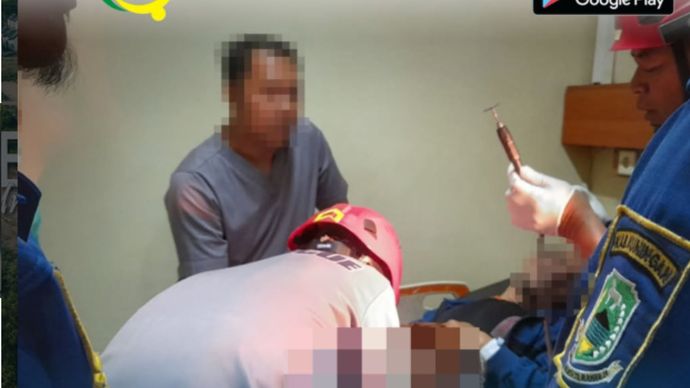 Petugas UPT Pemadam Kebakaran (Damkar) Kabupaten Kuningan kembali menjalankan tugas penyelamatan nonkebakaran dengan menangani kasus yang tak biasa.