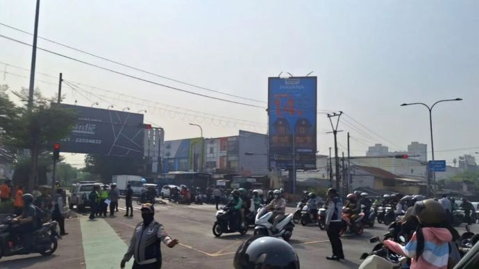 Kondisi lalu lintas usai insiden kecelakaan maut di Simpang Kampus Unisma Bekasi, Jalan Cut Mutia Kecamatan Bekasi Timur, Kota Bekasi, Senin, 29 Juni 2026.