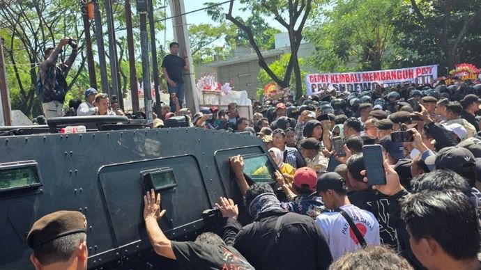 Bupati non aktif Pati, Sudewa diangkut menggunakan kendaraan taktis Polrestabes Semarang usai menjalani sidang putusan sela di Pengadilan Tipikor Semarang, Jawa Tengah, Senin, 29 Juni 2026.