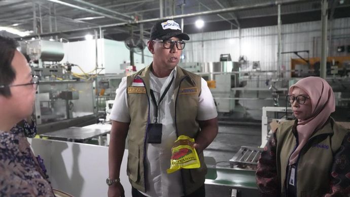 Direktur Utama Perum BULOG Ahmad Rizal Ramdhani melakukan sidak di pabrik PT Kusuma Mukti Remaja (PT KMR), Karanganyar, Sabtu, 27 Juni 2026, menyusul dugaan produk MinyaKita berbau solar.