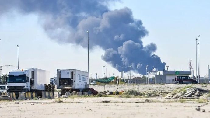 Arsip foto - Asap mengepul setelah serangan drone Iran menghantam tangki bahan bakar di Bandara Internasional Kuwait, 1 April 2026.