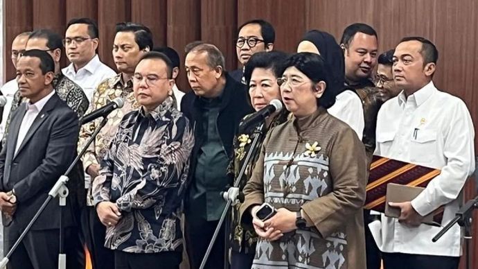 Gubernur Senior Bank Indonesia (BI) Destry Damayanti menyampaikan keterangan pers dalam konferensi pers Pimpinan DPR RI dengan Pemerintah terkait penguatan fiskal dan moneter di Gedung DPR RI, Jakarta, Senin, 29 Juni 2026
