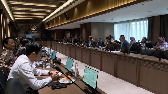 Rapat kerja di DPR RI membahas kebijakan penurunan harga LNG untuk sektor industri. Pemerintah berharap kebijakan tersebut dapat mengurangi beban biaya energi, menjaga aktivitas produksi, serta mempertahankan penyerapan tenaga kerja.