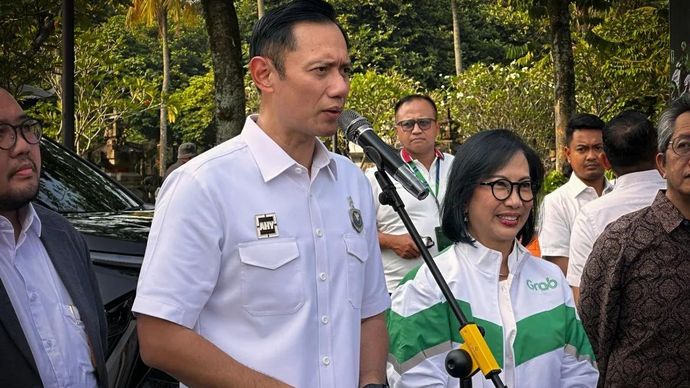 Menteri Koordinator Bidang Infrastruktur dan Pembangunan Kewilayahan Agus Harimurti Yudhoyono (AHY) memberikan paparan pada konferensi pers peluncuran penambahan armada listrik baru Grab di Jakarta, Senin,29 Juni 2026