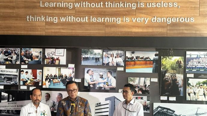 Chief Operating Officer (COO) Danantara Dony Oskaria (tengah) bersama Deputi Pencegahan dan Monitoring KPK Aminudin (kiri) dan Juru Bicara KPK Budi Prasetyo memberikan keterangan setelah KPK melakukan pertemuan dengan BPI Danantara di Gedung Pusat Edukasi Antikorupsi KPK, Jakarta, Senin, 29 Juni 2026.