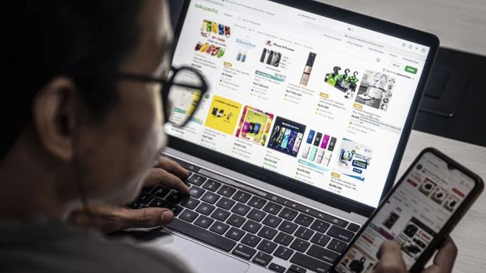Warga menggunakan perangkat elektronik untuk berbelanja daring di sebuah situs di Jakarta, Senin, 24 Juni 2024.