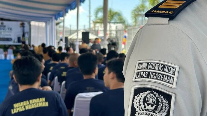 Petugas Lapas Kelas IIA Ngaseman, Nusakambangan, Jawa Tengah, bersiaga menjaga warga binaan yang mengikuti kegiatan kick off nasional skrining tuberculosis, Senin, 29 Juni 2026.