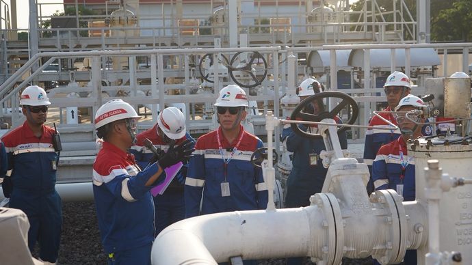 Komisaris Utama PT Pertamina (Persero) Mochamad Iriawan (tengah) berdialog dengan jajaran operasional saat meninjau Aviation Fuel Terminal (AFT) Juanda di Sidoarjo, Jawa Timur, Senin (29/6/2026). Peninjauan dilakukan untuk memastikan keandalan fasilitas strategis, menjaga kelancaran distribusi energi, serta mendukung pelayanan penerbangan selama musim libur sekolah.