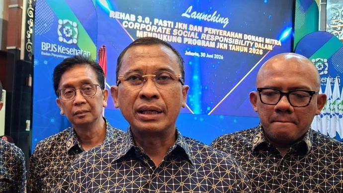 Direktur Utama BPJS Kesehatan Prihati Pujowaskito (depan) memberikan keterangan kepada media usai peluncuran inovasi Rehab 3.0 di Jakarta, Selasa, 30 Juni 2026.