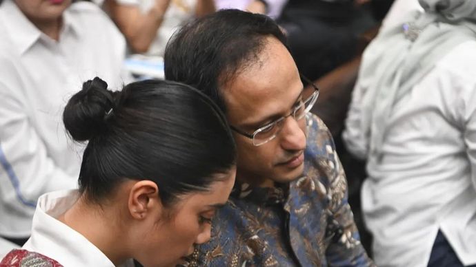 Terdakwa kasus dugaan korupsi pengadaan Chromebook dalam program digitalisasi pendidikan di Kemendikbudristek Nadiem Anwar Makarim (kanan) memeluk istrinya Franka Franklin saat akan mengikuti sidang pembacaan putusan di Pengadilan Tipikor, Jakarta, Selasa, 30 Juni 2026