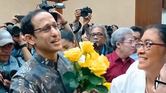 Menteri Pendidikan, Kebudayaan, Riset, dan Teknologi periode 2019-2024 Nadiem Anwar Makarim menerima mawar kuning dari para pendukung dan sopir ojol yang hadir dalam sidang pembacaan putusan majelis hakim, di Pengadilan Tipikor pada PN Jakpus, Selasa, 30 Juni 2026