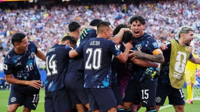 Pesepak bola tim nasional Paraguay Gustavo Gomez (kedua kanan) merayakan kemenangan adu penalti bersama rekan setimnya seusai mengalahkan Jerman pada pertandingan babak 32 besar antara Jerman melawan Paraguay di Piala Dunia FIFA 2026 di Stadion Boston, Foxborough, Massachusetts, Amerika Serikat, Senin, 29 Juni 2026. Paraguay berhasil menyingkirkan Jerman lewat drama adu penalti yang berakhir 4-3 setelah bermain imbang 1-1 dan lolos ke babak 16 besar Piala Dunia. 