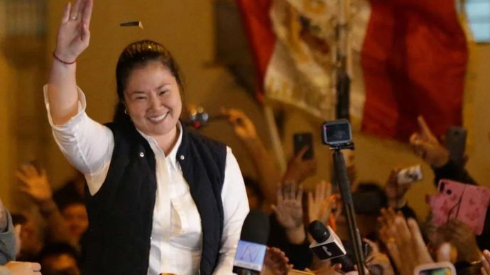 Pemimpin oposisi Peru Keiko Fujimori menyapa para pendukungnya usai dibebaskan dari penjara Santa Monica di Lima, Peru, Jumat, 29 November 2019. Keiko Fujimori melenggang bebas dari penjara pada Jumat, 29 November malam setelah mendekam selama hampir setahun sambil menunggu persidangan.