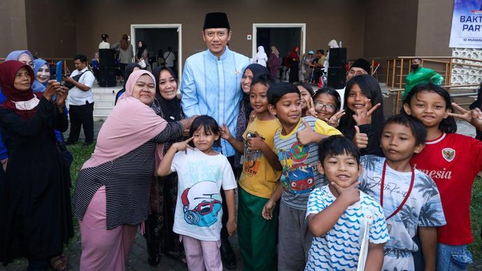 Ketua Umum Partai Demokrat bersama anak-anak dan orang tua. 