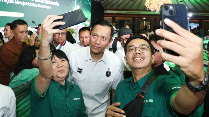 Menko AHY berfoto bersama mitra pengemudi Grab usai peluncuran Gerakan Langkah Hijau Grab untuk Indonesia di TMII, Jakarta, Senin, 29 Juni 2026. Pemerintah menegaskan komitmennya mempercepat pengembangan ekosistem kendaraan listrik demi transportasi yang lebih ramah lingkungan