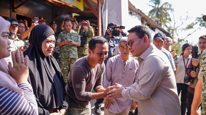 Kepala Staf Kepresidenan Jenderal TNI (Purn.) Dudung Abdurachman menyampaikan duka cita atas wafatnya salah satu peserta pelatihan program Sarjana Penggerak Pembangunan Indonesia (SPPI) dengan mendatangi rumah duka di Kabupaten Sumedang
