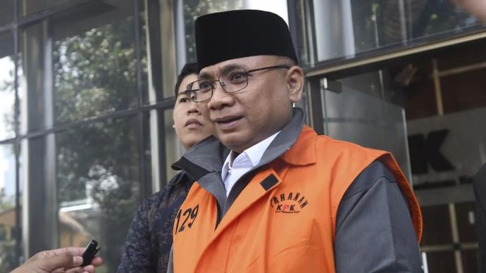 Tersangka kasus dugaan korupsi Yaqut Cholil Qoumas berjalan menuju mobil tahanan usai menjalani pemeriksaan di Gedung Merah Putih KPK, Jakarta, Jumat (19/6/2026). Mantan Menteri Agama periode 2020-2024 itu diperiksa dalam kasus dugaan korupsi kuota haji dan penyelenggaraan ibadah haji yang diduga merugikan negara sekitar Rp622 miliar.