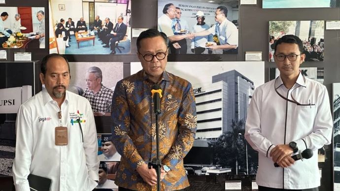 Chief Operating Officer (COO) Danantara Dony Oskaria (tengah) bersama Deputi Pencegahan dan Monitoring KPK Aminudin (kiri) dan Juru Bicara KPK Budi Prasetyo memberikan keterangan setelah KPK melakukan pertemuan dengan BPI Danantara di Gedung Pusat Edukasi Antikorupsi KPK, Jakarta, Senin, 29 Juni 2026.