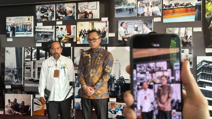 Chief Operating Officer (COO) Danantara Dony Oskaria (kanan) bersama Deputi Pencegahan dan Monitoring KPK Aminudin memberikan keterangan setelah KPK melakukan pertemuan dengan BPI Danantara di Gedung Pusat Edukasi Antikorupsi KPK, Jakarta, Senin, 29 Juni 2026.