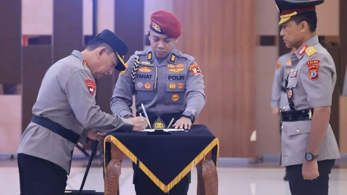Kapolri Jenderal Pol. Listyo Sigit Prabowo (kiri) memimpin upacara kenaikan pangkat ke dan dalam golongan personel Polri di Gedung Mabes Polri, Jakarta, Selasa, 30 Juni 2026.