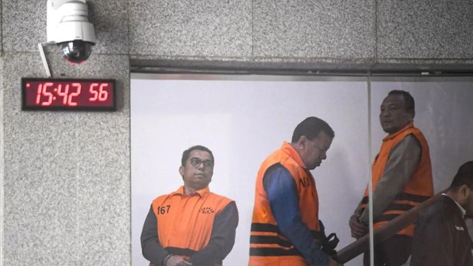 Bupati Kuantan Singingi Suhardiman Amby (tengah) berjalan bersama Sekda Kuantan Singingi Zulkarnain (kiri) dan pihak swasta Ardiles (kanan) usai menjalani pemeriksaan di Gedung Merah Putih KPK, Jakarta, Rabu, 1 Juli 2026. Suhardiman Amby, Zulkarnain dan Ardiles resmi ditetapkan sebagai tersangka kasus dugaan suap jual beli jabatan sekretaris daerah, dengan barang bukti satu unit mobil yang diduga digunakan sebagai instrumen suap.