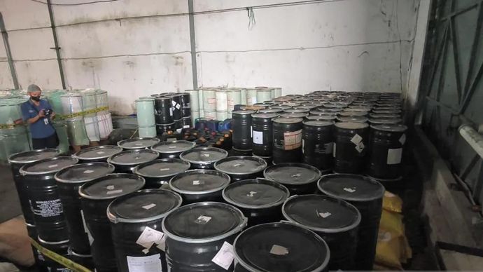 Petugas dari Direktorat Tindak Pidana Ekonomi dan Khusus (Dittipideksus) Bareskrim Polri menyita menyita 362 drum atau sekitar 18,1 ton bahan kimia berbahaya sodium cyanide atau sianida ilegal dari gudang penyimpanan di Kosambi, Kabupaten Tangerang, Banten pada Selasa