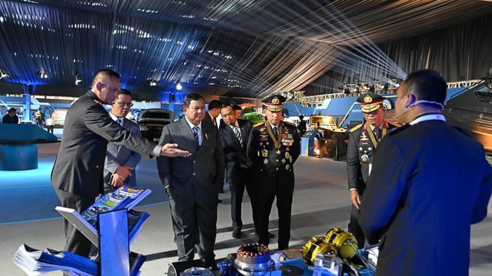 Prabowo Subianto meninjau Pameran Bhayangkara yang digelar dalam rangka Peringatan ke-80 Hari Bhayangkara Tahun 2026 di Lapangan Satuan Latihan Korbrimob, Cikeas, Kabupaten Bogor