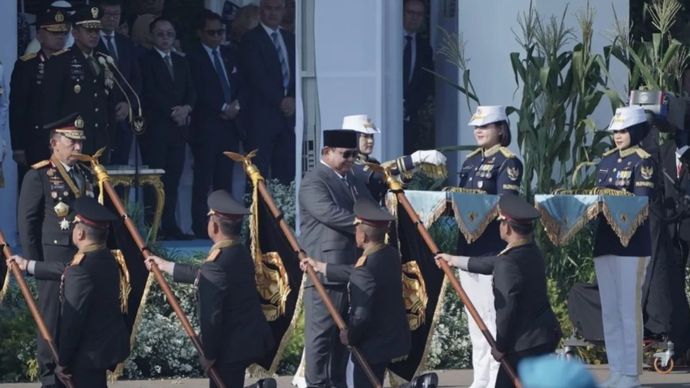 Presiden RI Prabowo Subianto saat menganugerahkan tanda kehormatan Nugraha Sakanti kepada Kapolda Metro Jaya Komjen Pol Asep Edi Suheri saat upacara Hari Bhayangkara ke-80 di Cikeas, Bogor, Jawa Barat, Rabu, 1 Juli 2026.