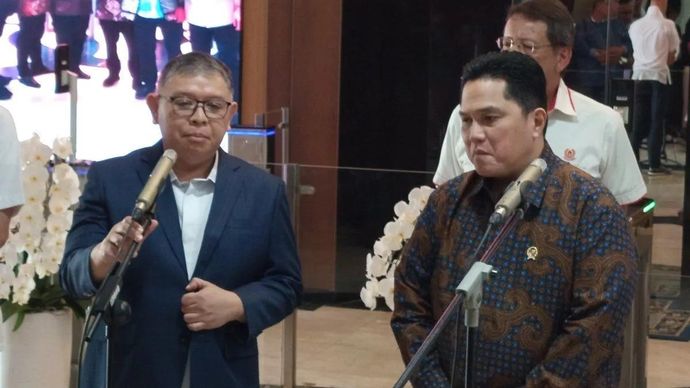 Menpora Erick Thohir (kanan) dan Jamdatun Narendra Jatna, berbicara di Kantor Kemenpora, Jakarta, Rabu, 1 Juli 2026