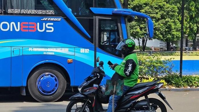 Seorang mitra pengemudi ojek daring di Jakarta.