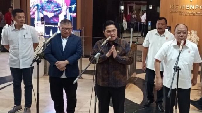 Menpora Erick Thohir menjawab pertanyaan wartawan di Kantor Kemenpora, Jakarta, Rabu, 1 Juli 2026.