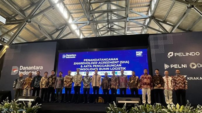 Para perwakilan tujuh BUMN logistik berfoto bersama dalam acara penandatanganan Shareholders Agreement (SHA) dan Akta Penggabungan di Jakarta, Selasa, 30 Juni 2026.