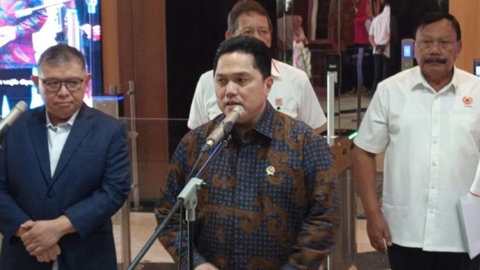 Menpora Erick Thohir menjawab pertanyaan wartawan di Kantor Kemenpora, Jakarta, Rabu, 1 Juli 2026.