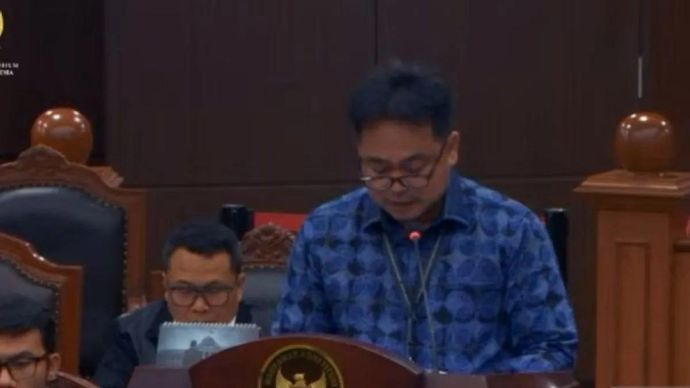Kepala Sekolah SMP Negeri 34 Bekasi, Jawa Barat Ari Purnama memberikan keterangan sebagai saksi dalam uji materiil UU Nomor 17 Tahun 2025 tentang APBN 2026 menyoal program MBG dalam anggaran pendidikan di Ruang Plenong Gedung MK, Jakarta, Rabu, 1 Juli 2026.