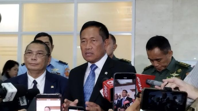 Wakil Menteri Pertahanan Donny Ermawan saat memberi keterangan di kompleks parlemen, Jakarta, Rabu, 1 Juli 2026.